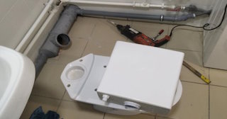 Установка напольного унитаза в Домодедово: монтаж под ключ от СантехДомДмд от 5234 рублей.